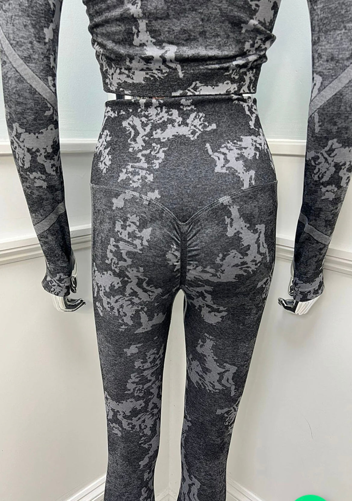 Long sleeved scrunch bum gym set